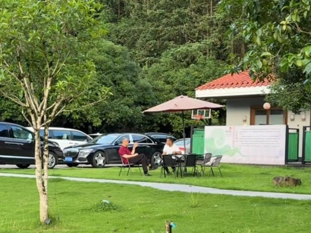 上海流浪大师沈巍在武夷山风景区与神秘人交流，据传这是一位党史研究者，身份不一般。