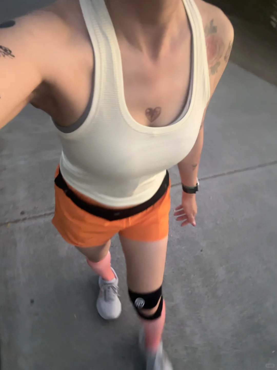 沉迷在五颜六色的lululemon背心里