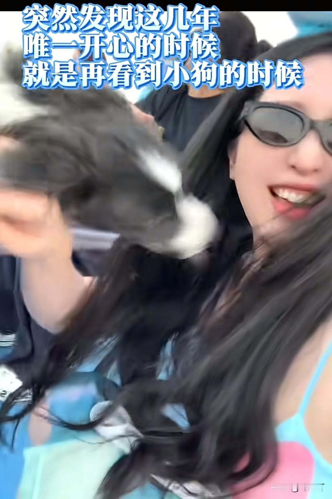 要不是网友们说还真没有发现，北京为狗打了三年官司的李女士确实是一直戴着口罩！
