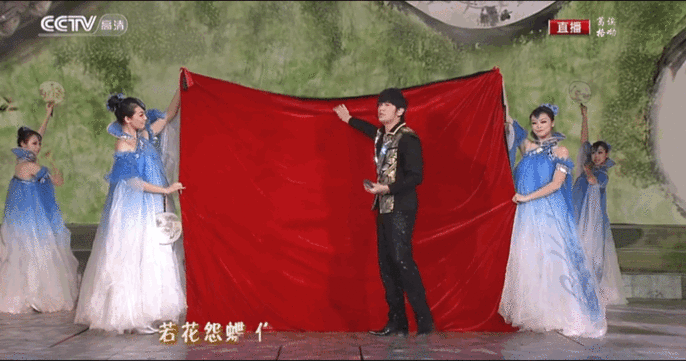 #朱星杰不愧是周杰伦粉丝# 朱星杰对周杰伦的崇拜尽显无疑，不仅初舞台选唱偶像的歌
