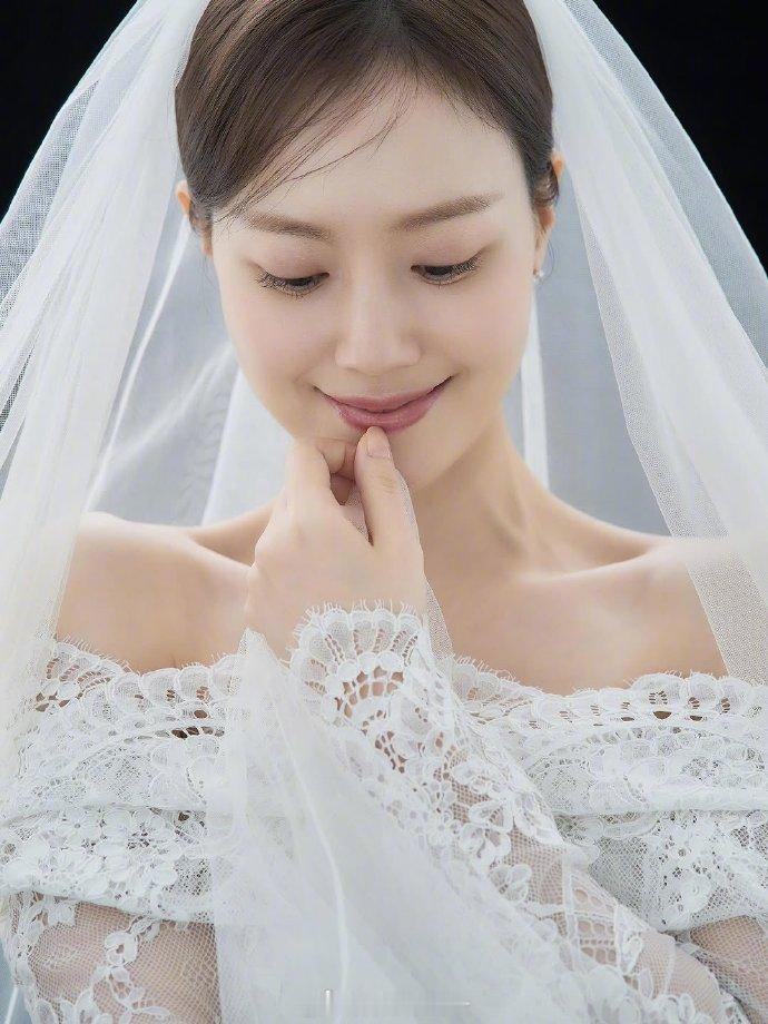 文彩元新婚纱照 颜值与气质双双惊艳！文彩元再次晒出全新婚纱照，利落短发搭配精致蕾