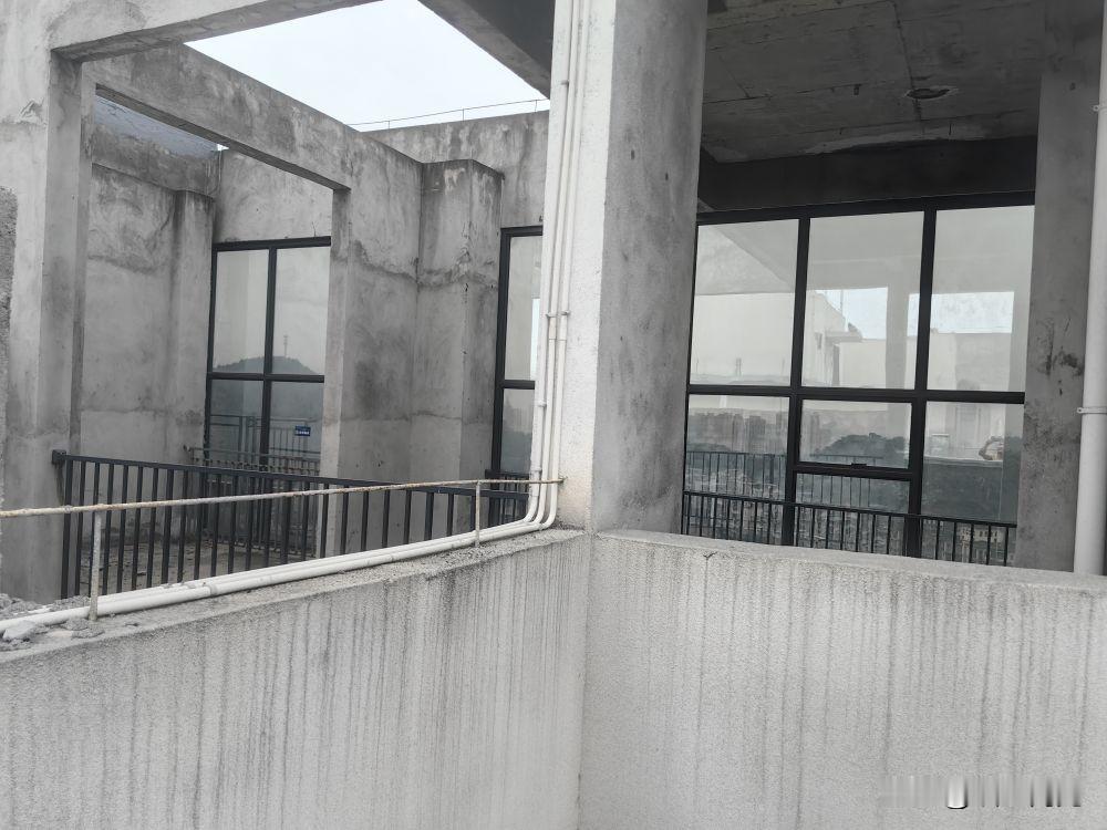 这个小区违建多次反映没有结果？回复来了……
近日，有网友在论坛发帖称：“我就想知