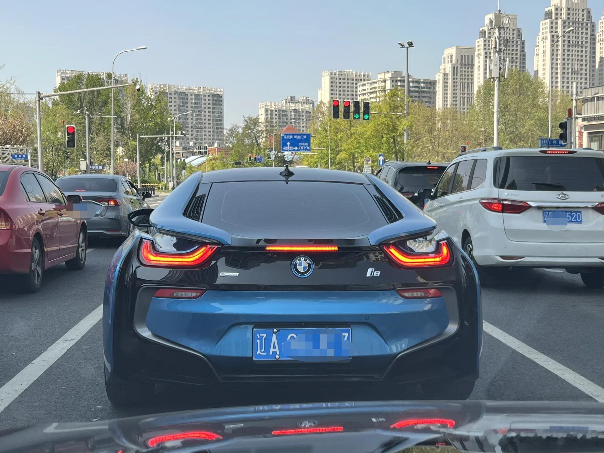 有没有一个比较好的词，来形容这个宝马车屁股造型？ 