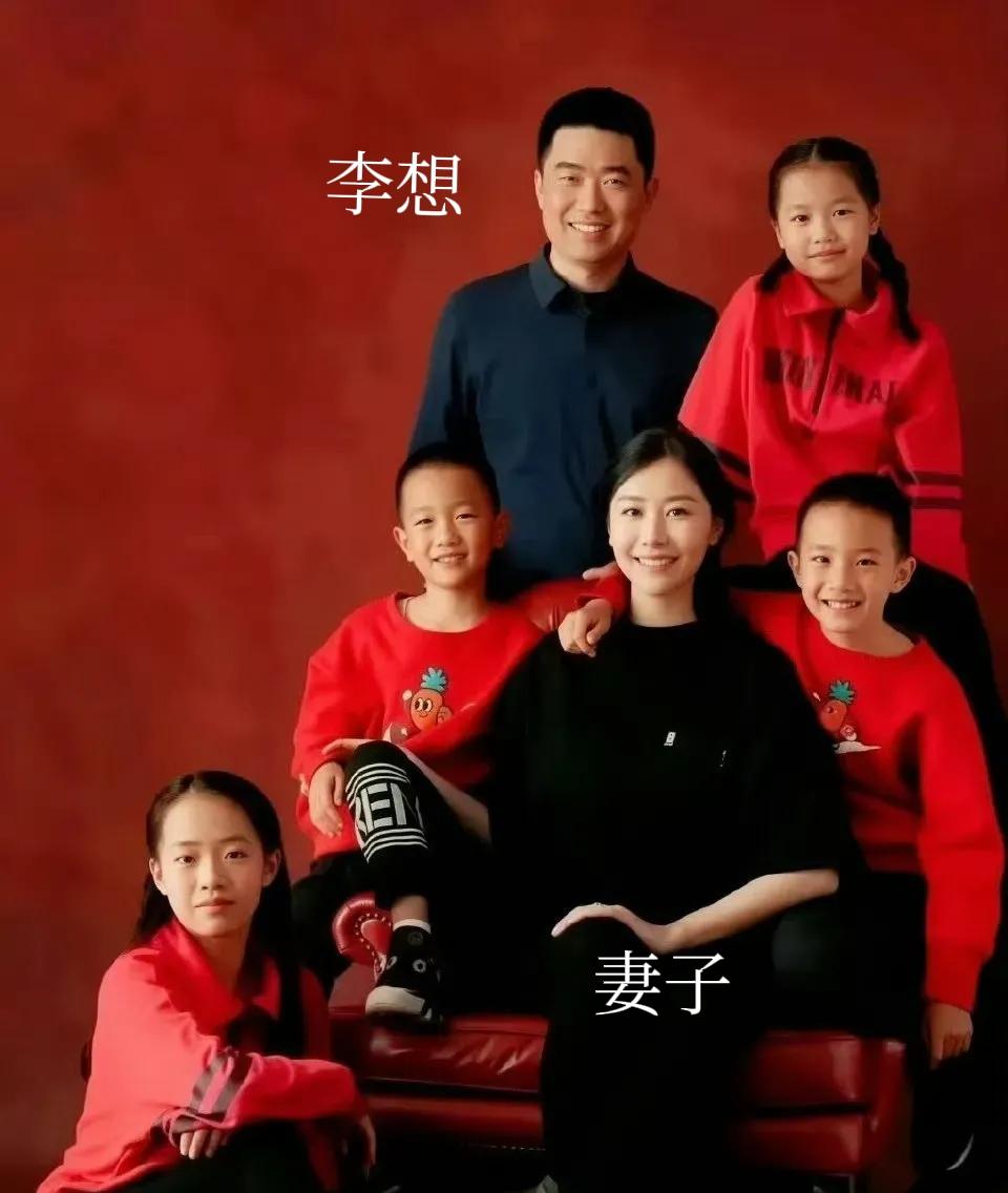 孩子们身穿红衣这个喜庆。
一家六口，更养眼了。靳东最爱的女人是谁 金钱除外,现在