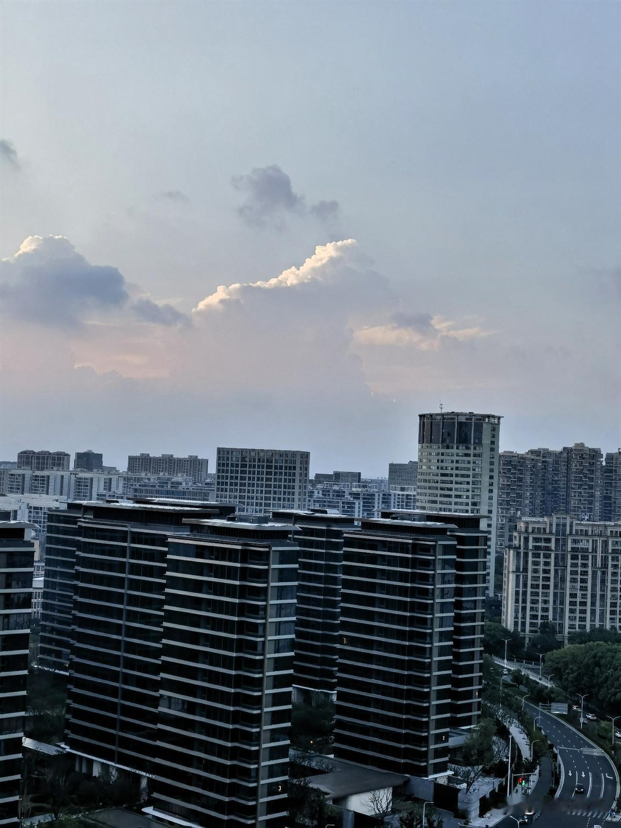 天空被乌云占领了

台风前夕，天空像被打翻的墨盘，大朵大朵的乌云裹挟着狂风肆虐而