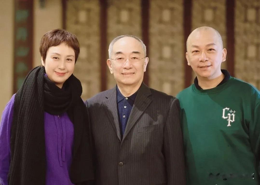 京剧舞台上的俊哥美女，左边美女是梅派青衣史依弘，右边帅哥是小生宋小川。
中间这位