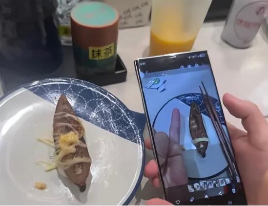 滨寿司门店回应退单鹅肝又上桌。近日，消费者小林与朋友同店用餐分坐两处，朋友因"鹅