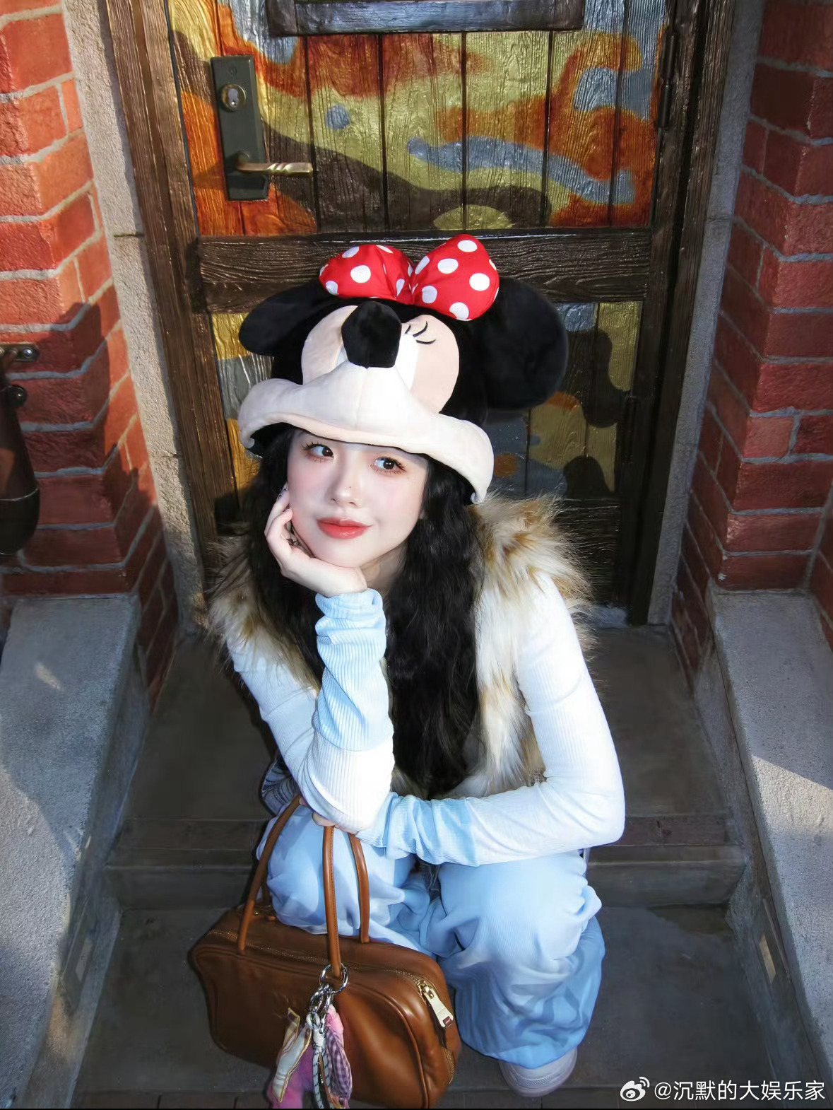 阿沁官宣恋情，谁还记得当年的半藏森林事件。六年前，她主动曝光出轨证据，坦言是为了