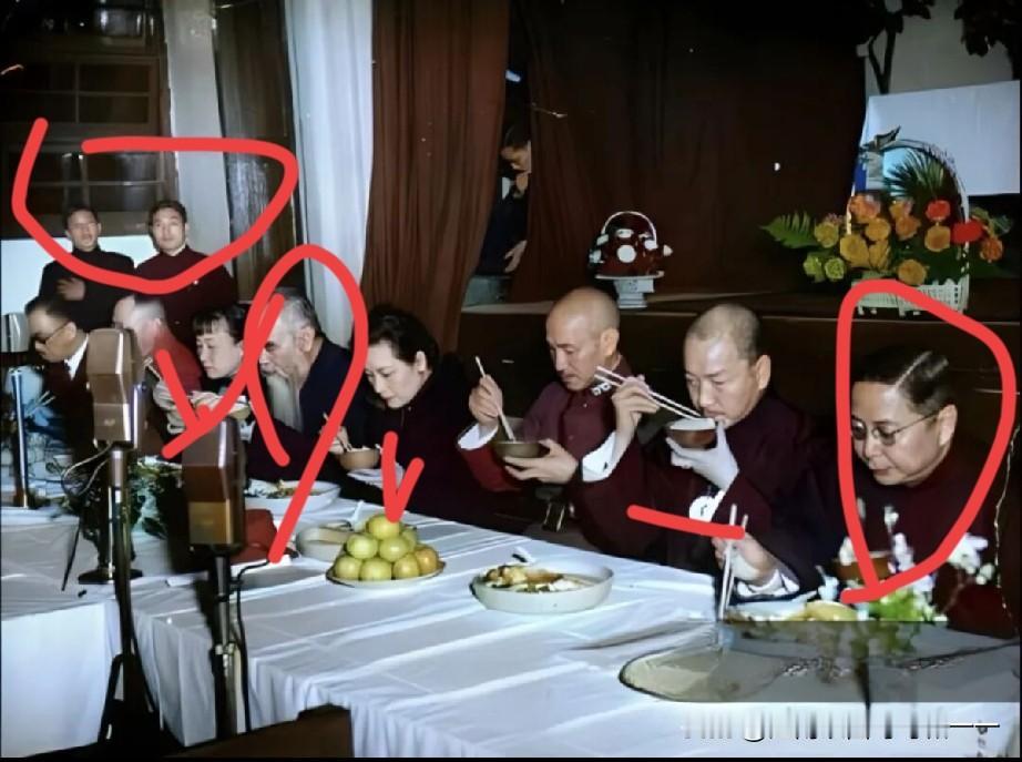 能和校长一起上桌吃饭的都是谁？


从左至右依次介绍：
1. 戴季陶
国民党元老