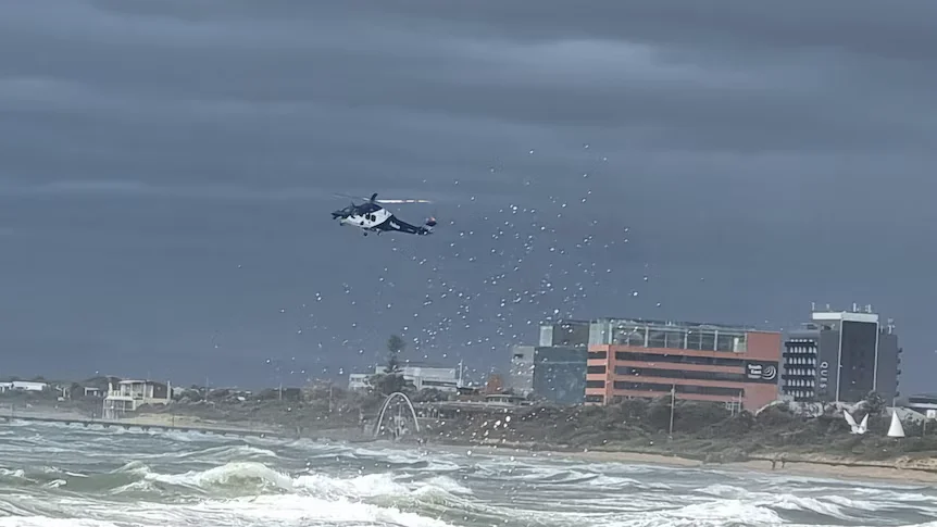 墨尔本海滩发生悲剧，冲浪者与友人双双遇难