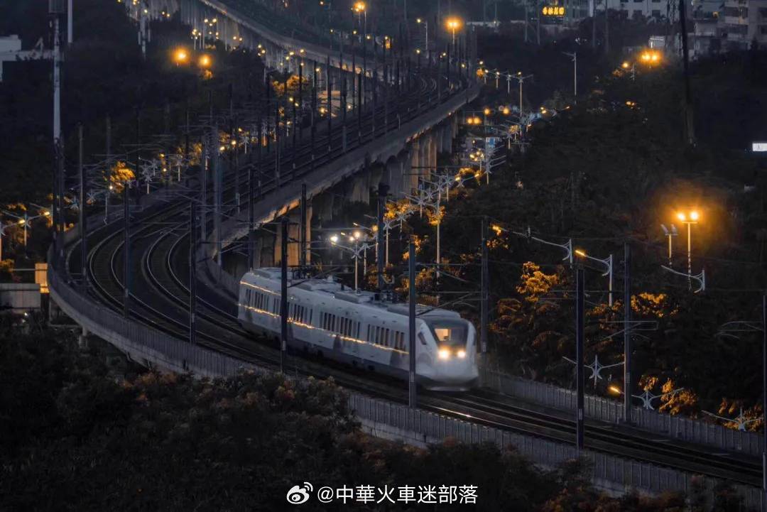 铁路,晚安 相比勇敢，谨慎才是对爱情的尊重。人要学会区分自己是缺爱，还是遇到了真
