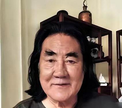 就因老婆一句“一股老年味”，70多岁的张纪中，把留了30年的大胡子，一剪刀下去了