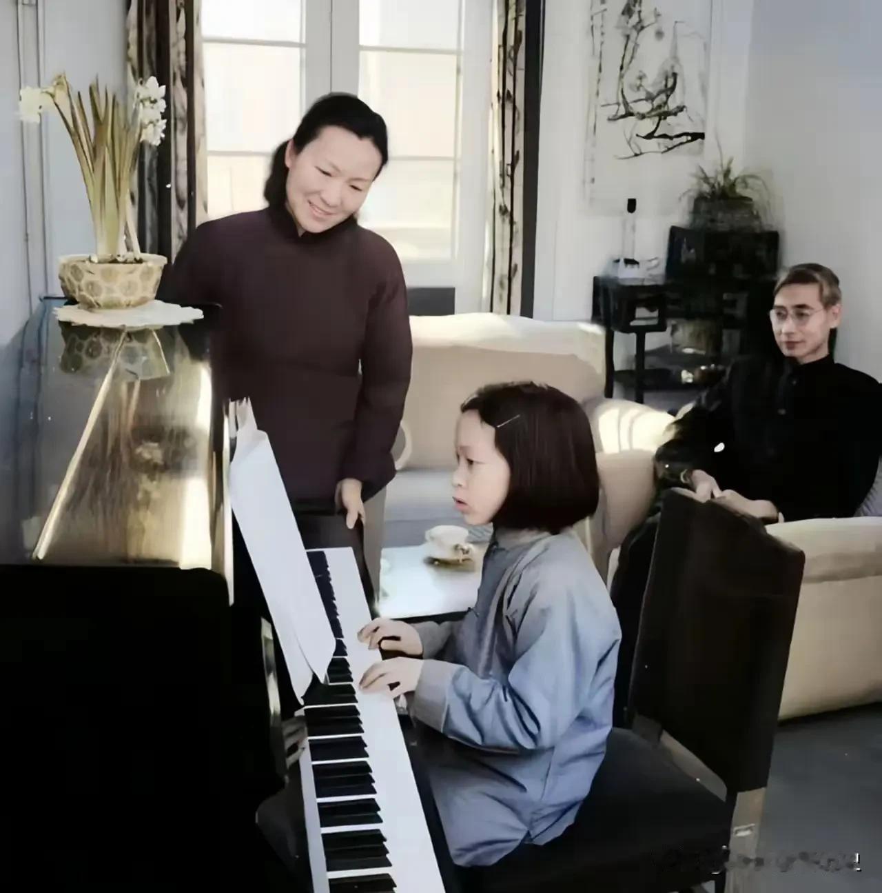 这张温馨的居家照片，留存了郭永怀、李佩和女儿郭芹的幸福时刻。
郭永怀身为两弹一星