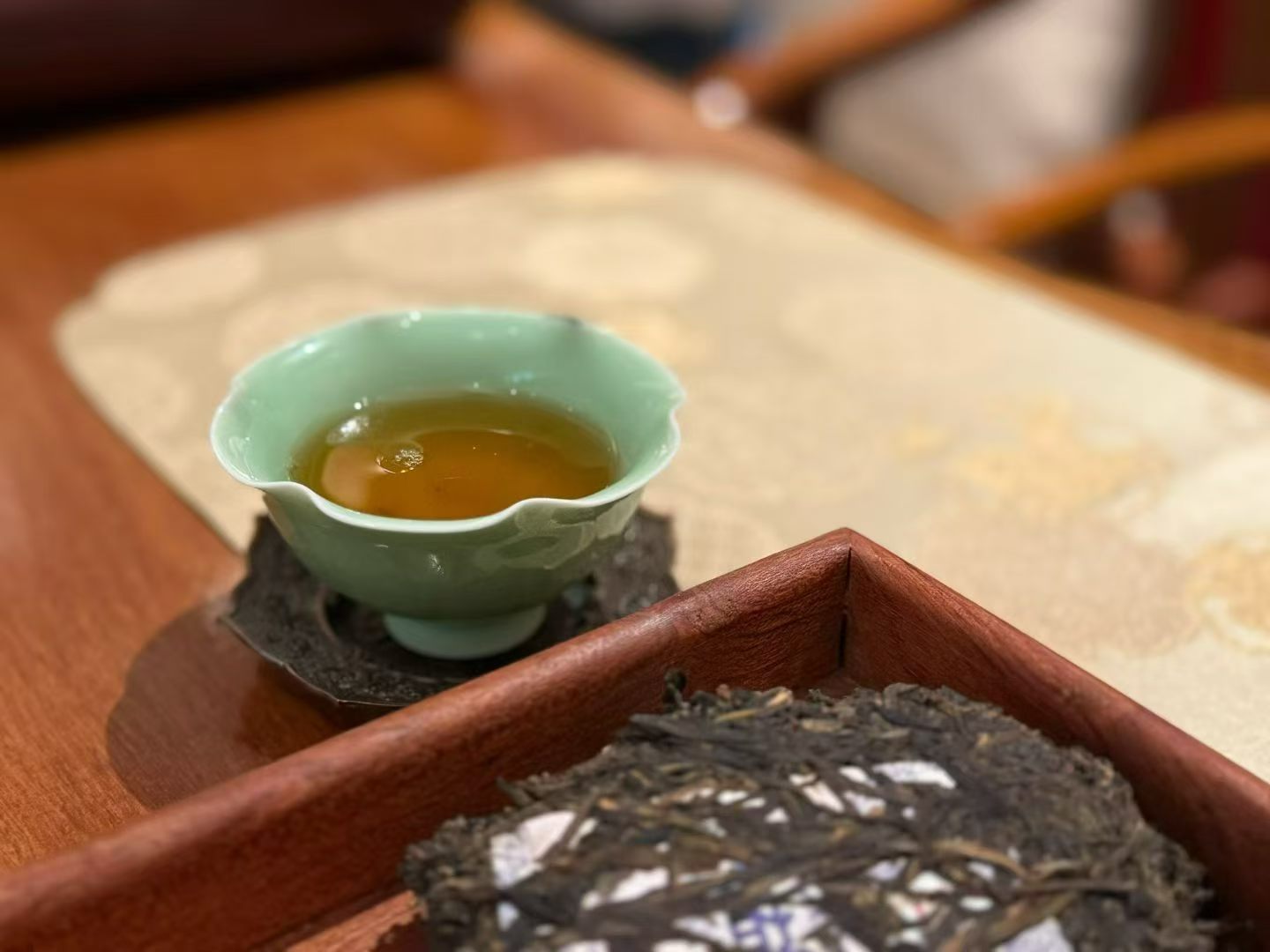 茶道  忙忙碌碌的生活里，我们总在追赶烟火、应付琐事，心容易慌、身容易累。而喝茶