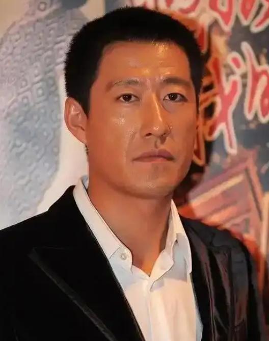 2010年的一天，于震抄起手边的凳子就砸到了怀孕妻子方柏霓的身上，哪怕躲避及时，