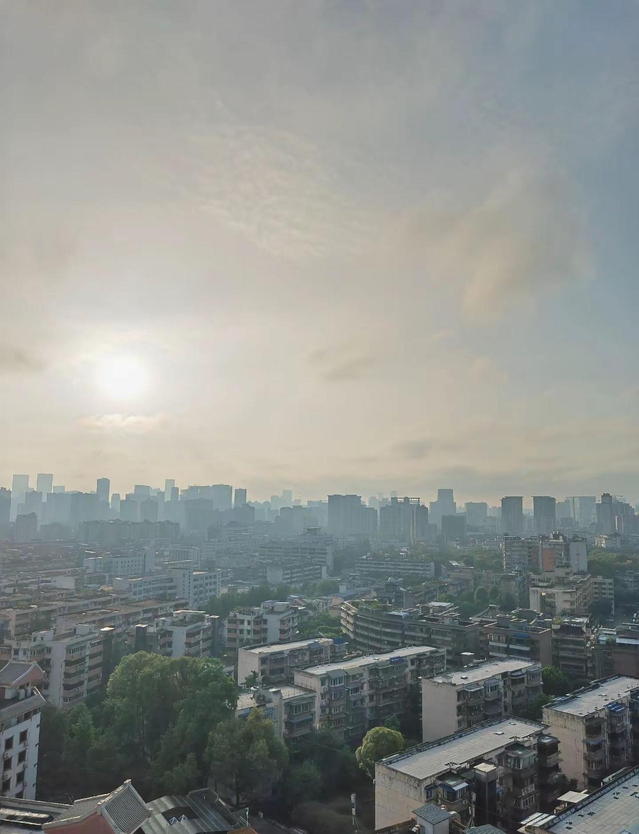 成都的天空。2026年五月16日，成都晴。前两天都是阴天。今天一大早，太阳就热烈