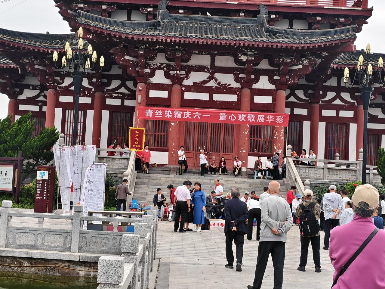 马上就六一儿童节了，在运城盐湖，有一支老年合唱团，他们今天在运城西花园举办“青丝