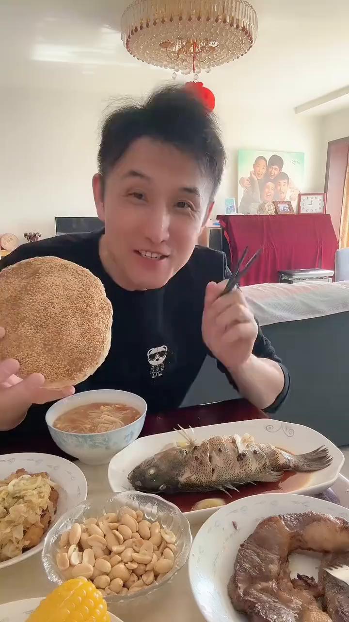 来到爸妈家，吃的好、喝的好都是河南的菜。看这烧饼，还有河南的面条。这还有什么？我