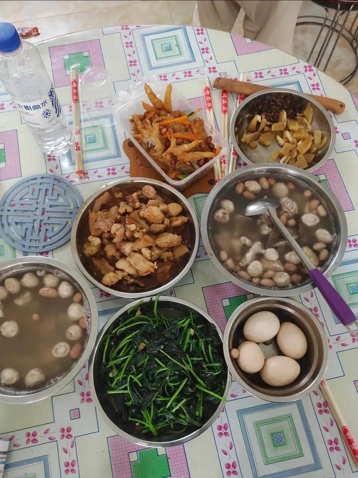 同事请吃饭，你愿意去吃女同事请的还是男同事请的？

图一：女同事请的
图二：男同