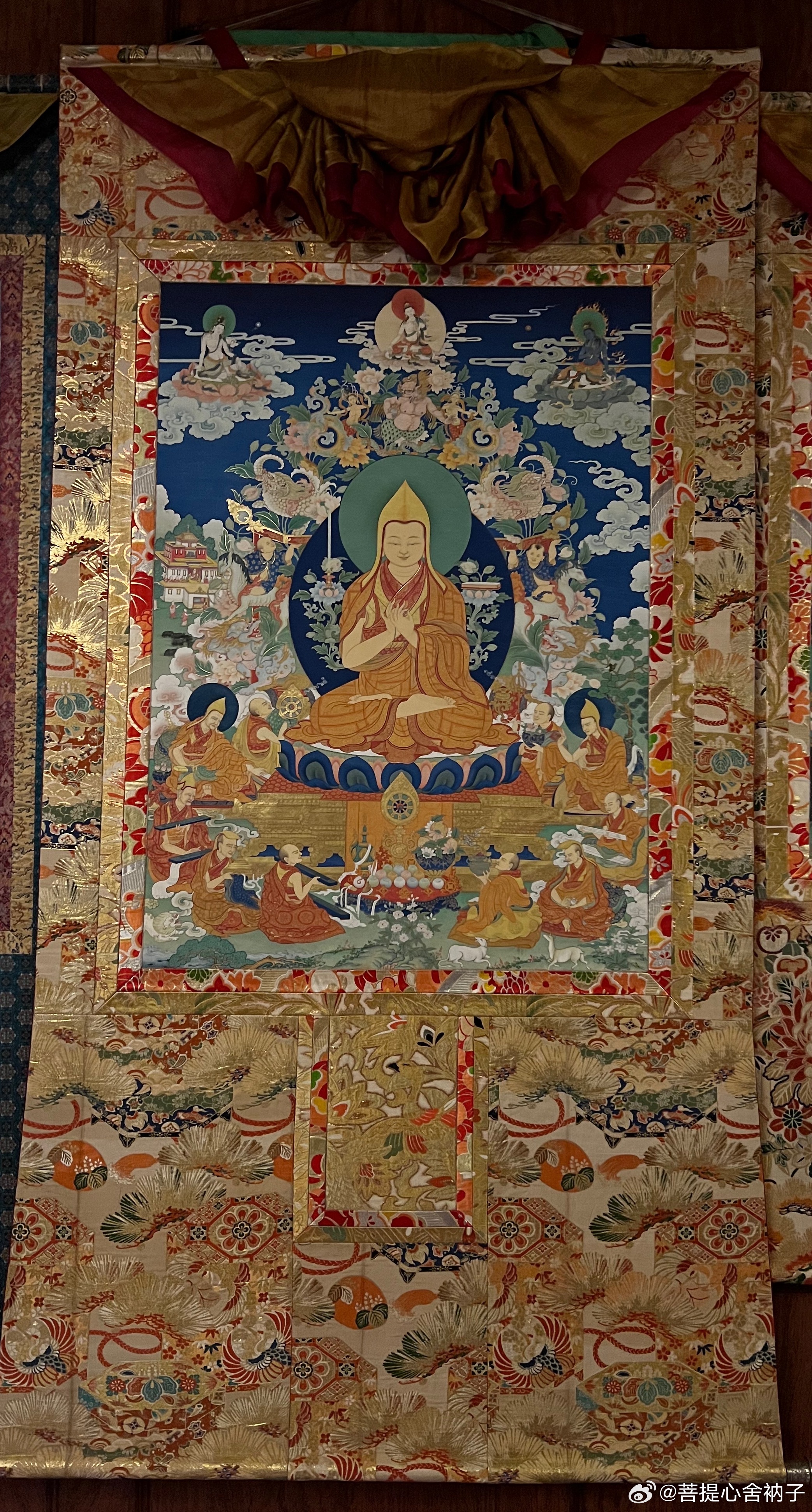 作为僧人离不开两样东西：慈悲与智慧。心里装着众生的难处，待人温柔宽厚，遇事看得通