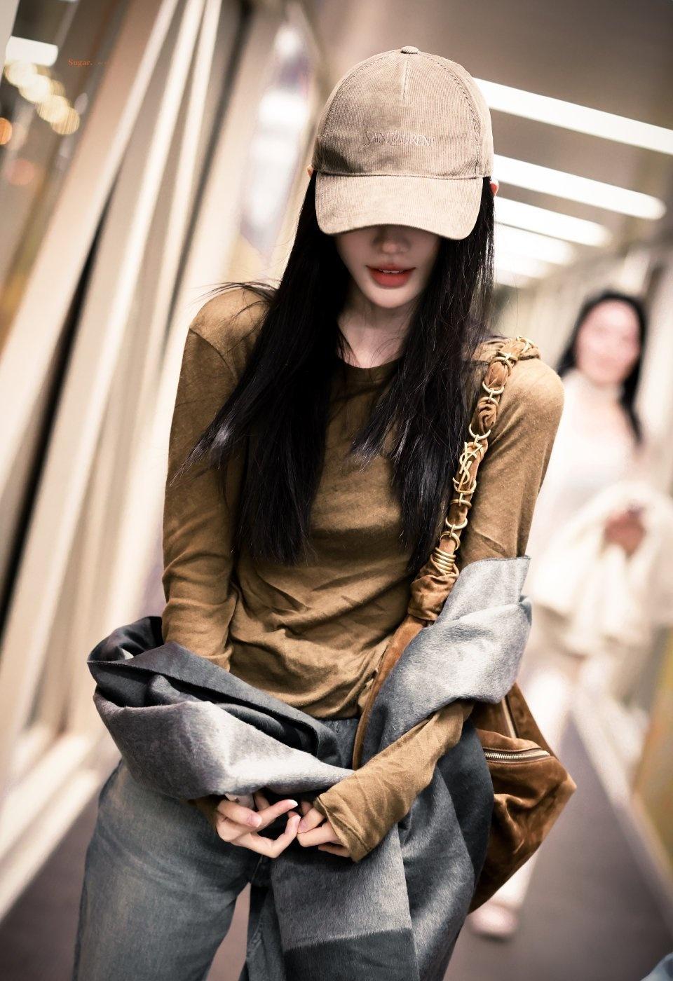 鞠婧祎 jjy鞠婧祎出发参加星光大赏 jjy鞠婧祎风波后首现身 
离女艺人私生活