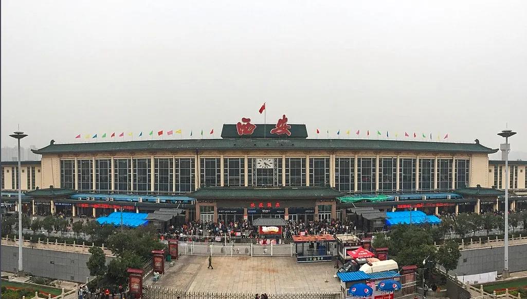 零六年的时候我们四个人到西安去打工，火车到西安时天快要亮了，下了车我们几个在广场