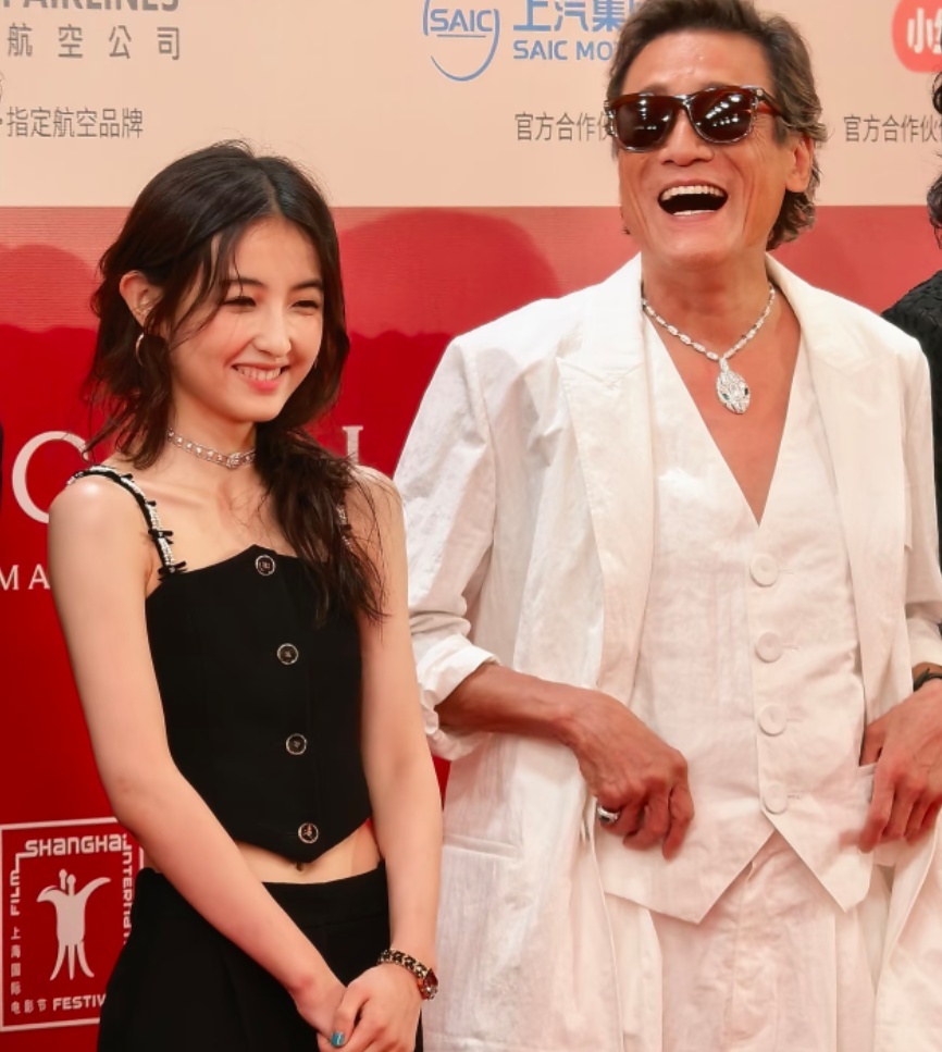 梁家辉帮张子枫整理裙子cmg中国电影盛典 救命啊梁家辉这个动作也太绅士了！帮张子