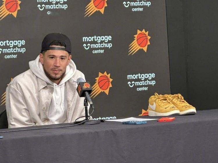 今天库里穿着了布克的签名鞋Book 1，赛后他还签上名把鞋还给了布克，布克也带着