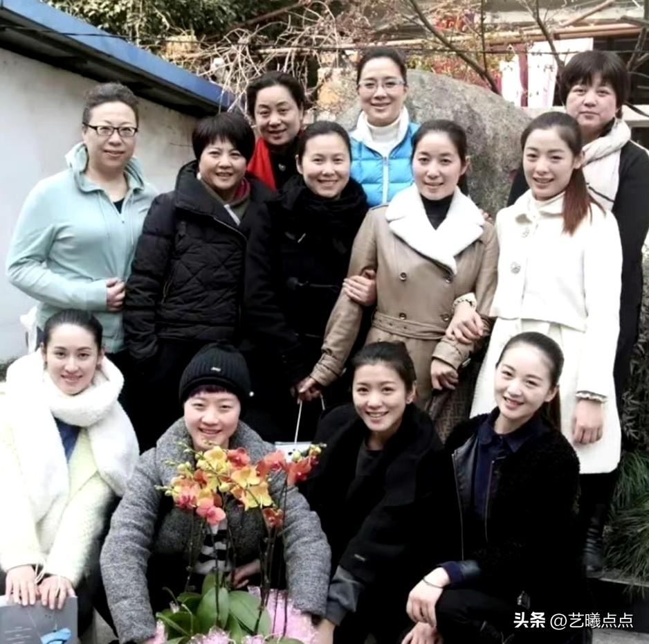 当年，浙江小百花越剧团三代人同框，其乐融融，笑靥如花。
如今，谁的变化最大？