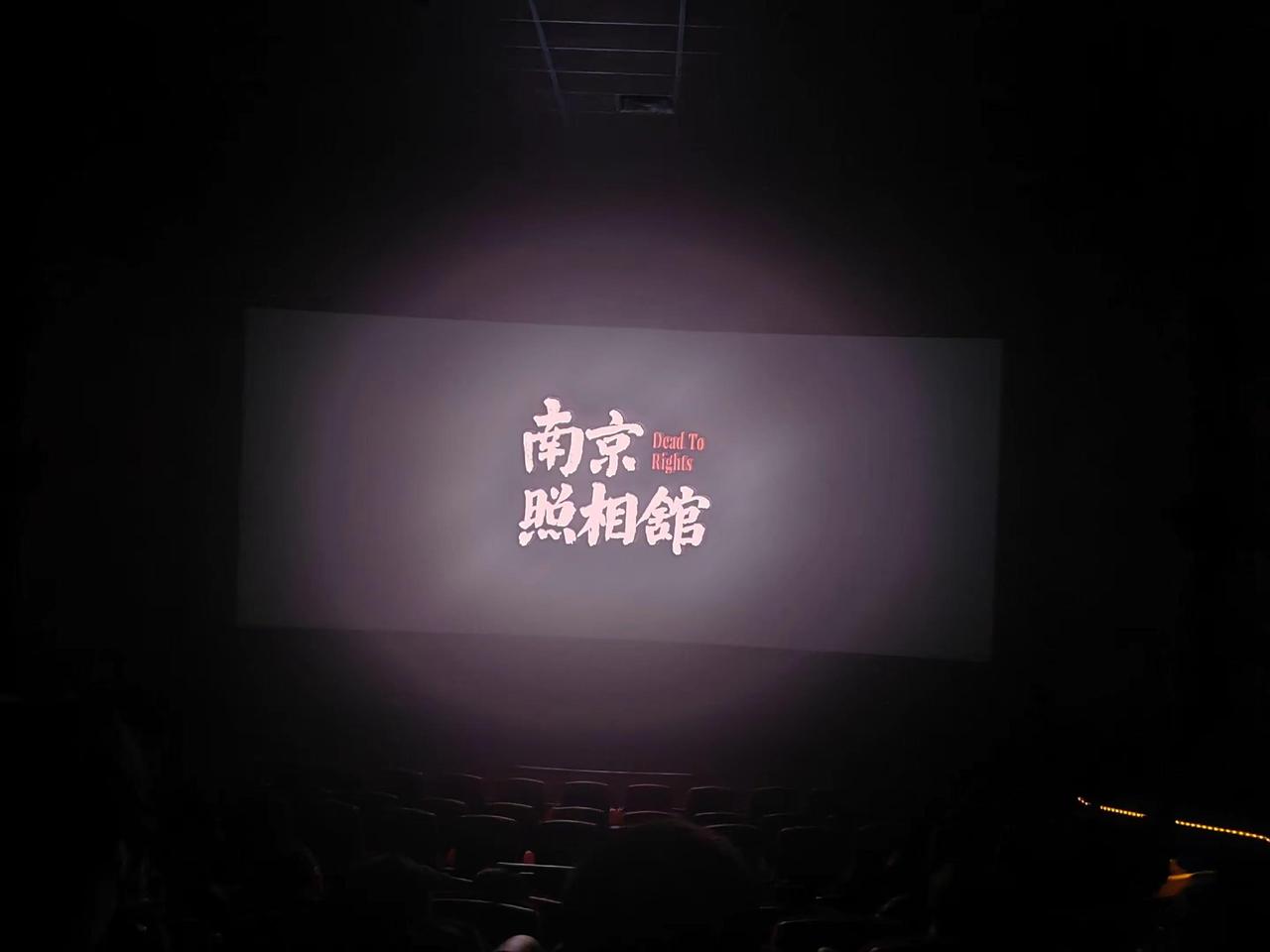 没想到在美国影院能看上《南京照相馆》 。即使看这部片的外国人只有零零散散，但只要