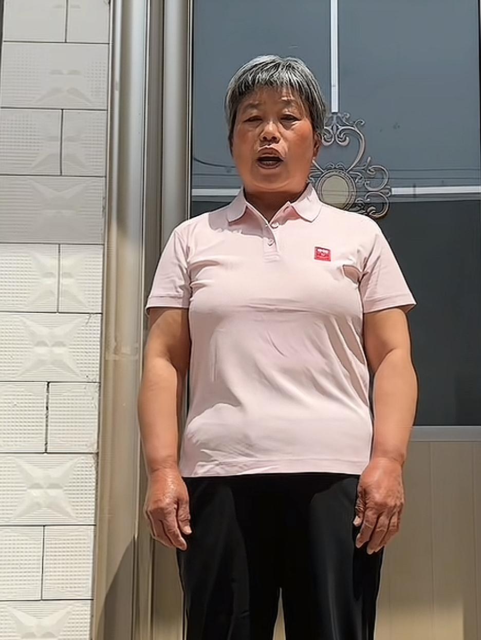 罗大美的妈妈要准备直播带货了，时间定在5.1假期，刚好罗大美的妹妹也要回来，这样