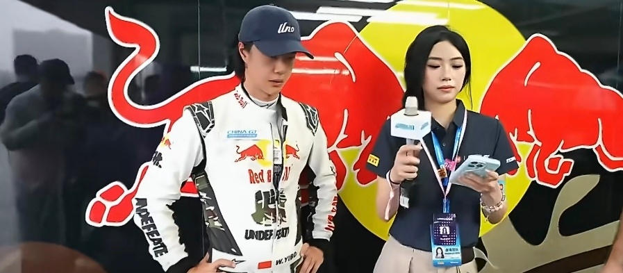 恭喜王一博，荣获2026年珠海超级跑车赛GT3组别第三名！这就是最好的证明，强势