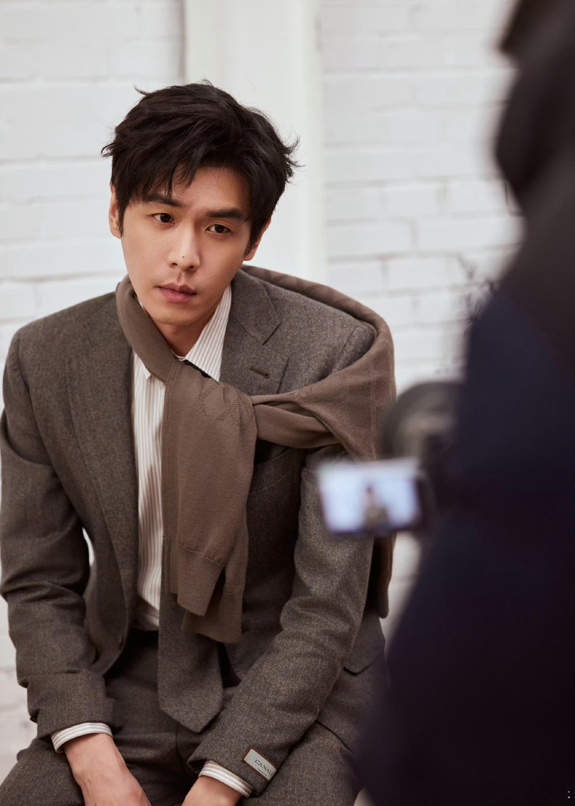 张若昀MAT封面拍摄花絮🈶 光影之下满是故事感