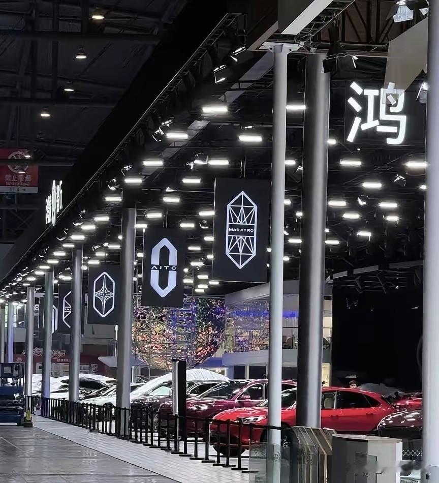 其实华为搞五界一点都不省心。

问界M5刚上市不温不火的，后面靠着华为智驾站台背