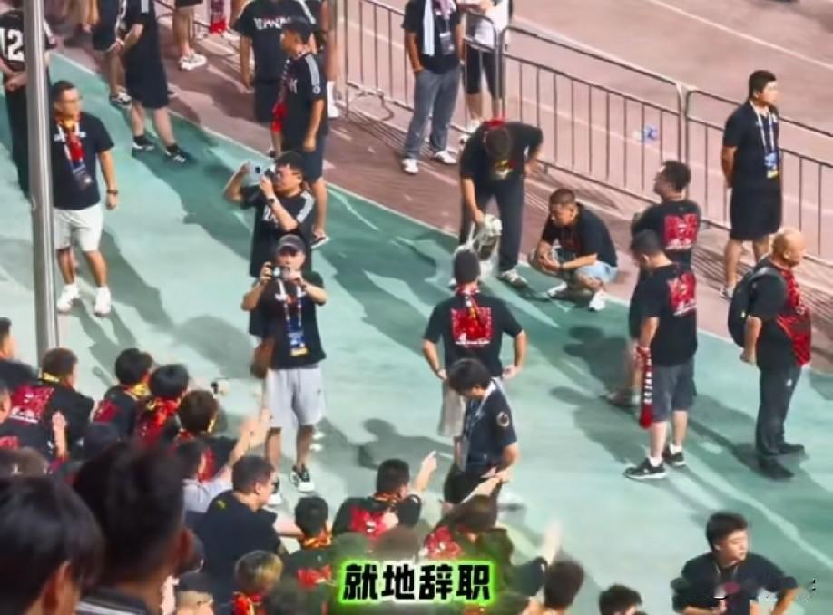 足协杯陕西联合0：2不敌兰州陇原竞技球迷直接倒戈，现场要求主教练陈涛就地辞职！