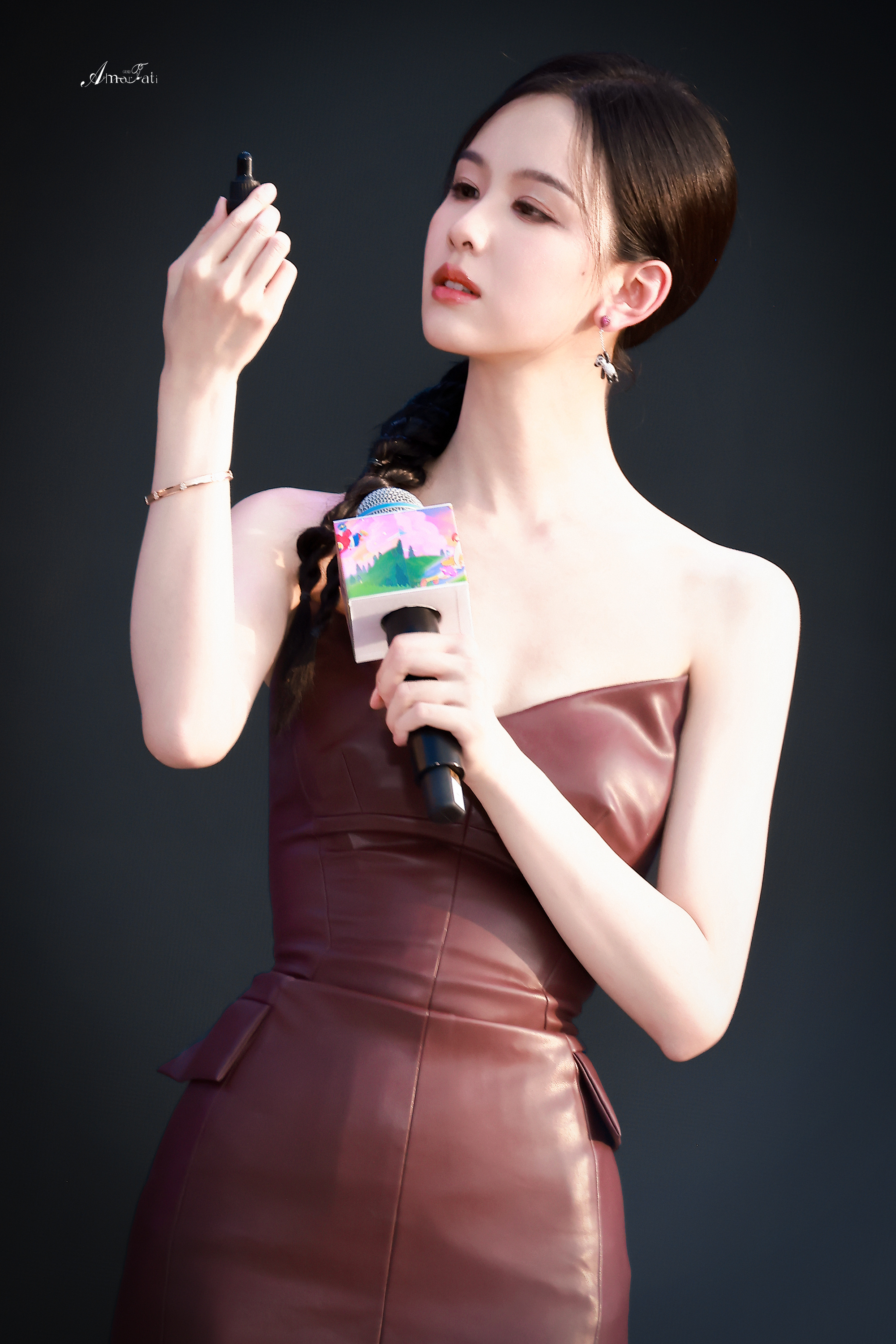 陈都灵   一抹酒红凝绝色，身姿温婉又撩人。 