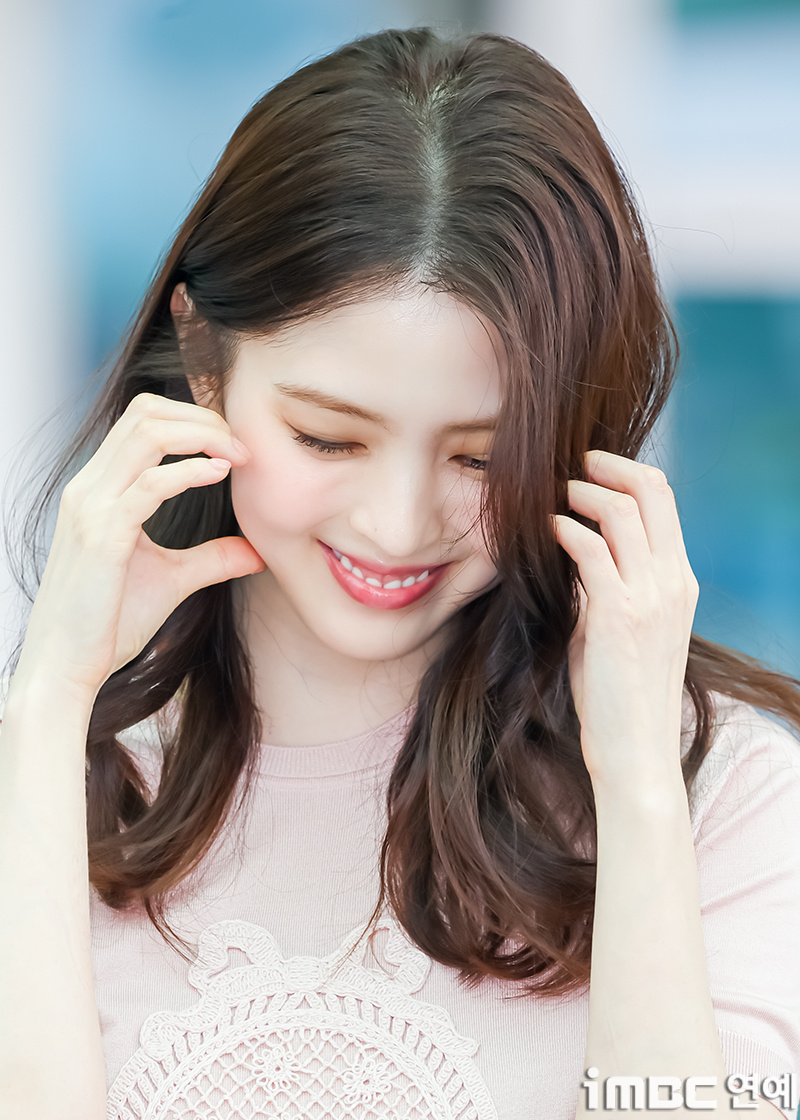 韩素希 🫶韩素希dior形象大使 260704 ICN出境新闻图无奖竞猜 此女