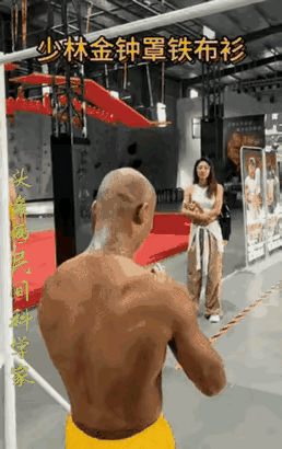 师傅，大师
你就别穿那条黄色的裤子吧
你就用你那金钟罩，铁布衫，单杆，前挂，后挂