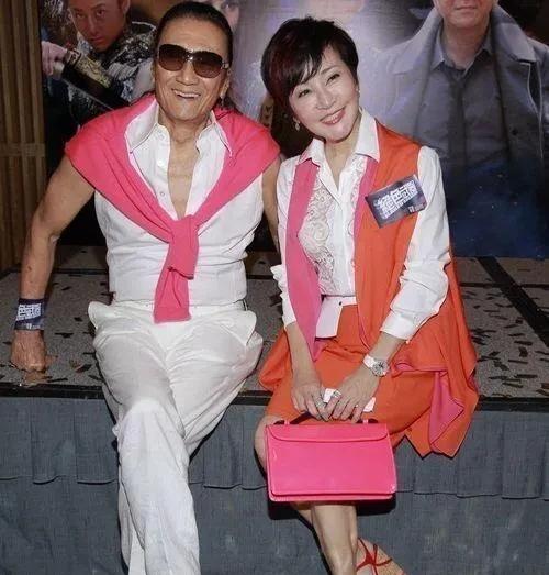 在1985年那个澳门赌场灯红酒绿的年代，谢贤一头栽进赌局，输光身家还欠下1600