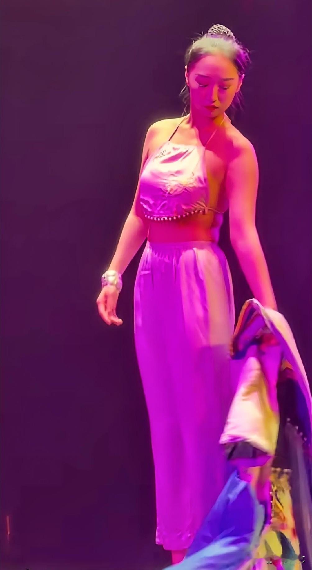 湘西舞台剧演绎土家族姑娘出嫁，唢呐一吹，衣服一换，余生皆是幸福！