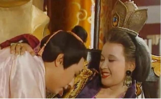 七十七岁的武则天被男宠张昌宗折腾到筋疲力尽，没曾想，当看到武则天睡着后的张昌宗，