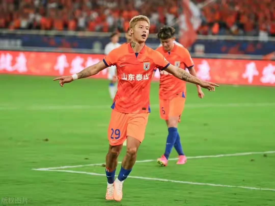 陈蒲进球后跑到场边拥抱克雷桑，这被视为可能是克雷桑帮助陈蒲提高了门前把握机会的能