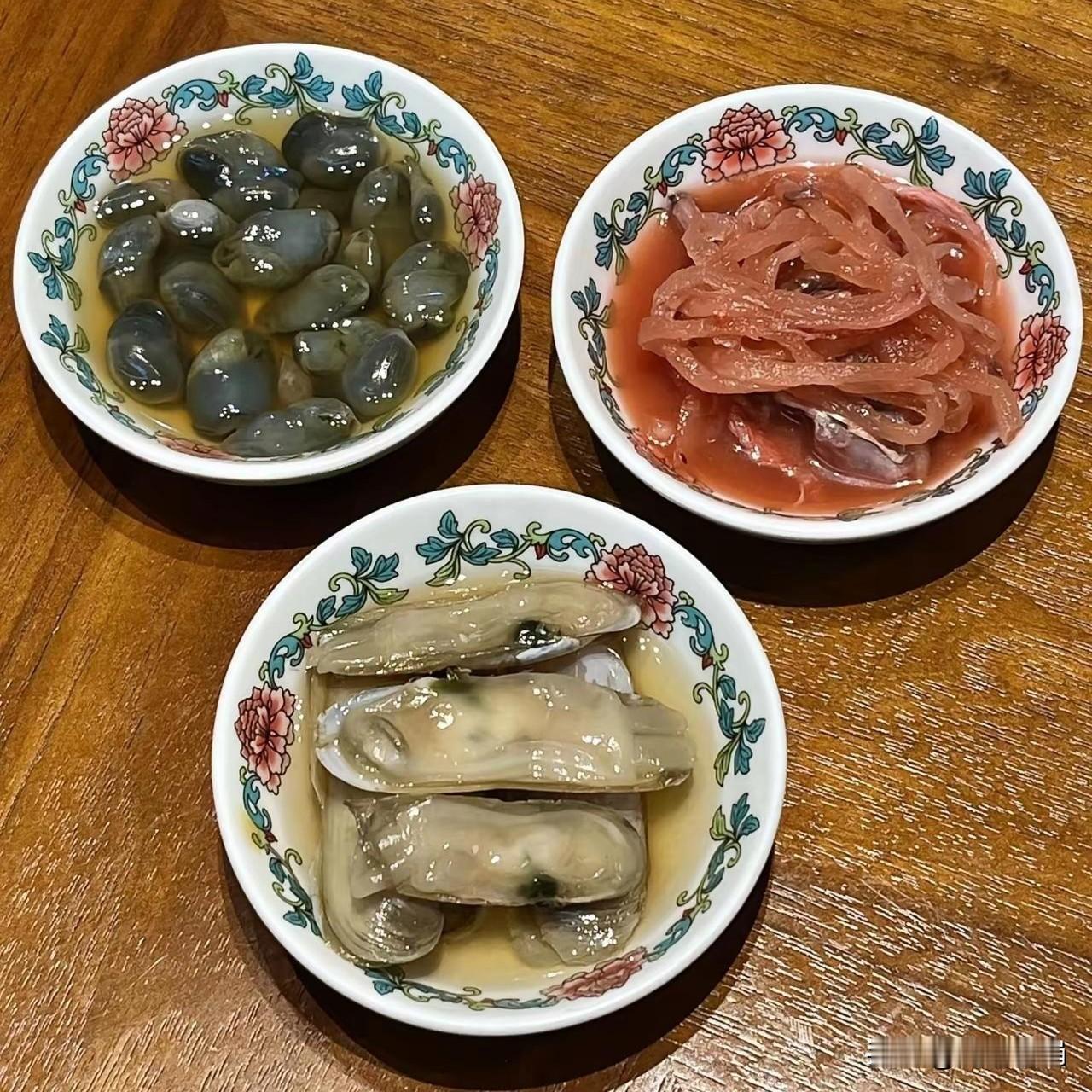 这三个菜到底叫什么名字？
今天到亲戚家，亲戚揣出来这三个菜，我一个都没有见过，