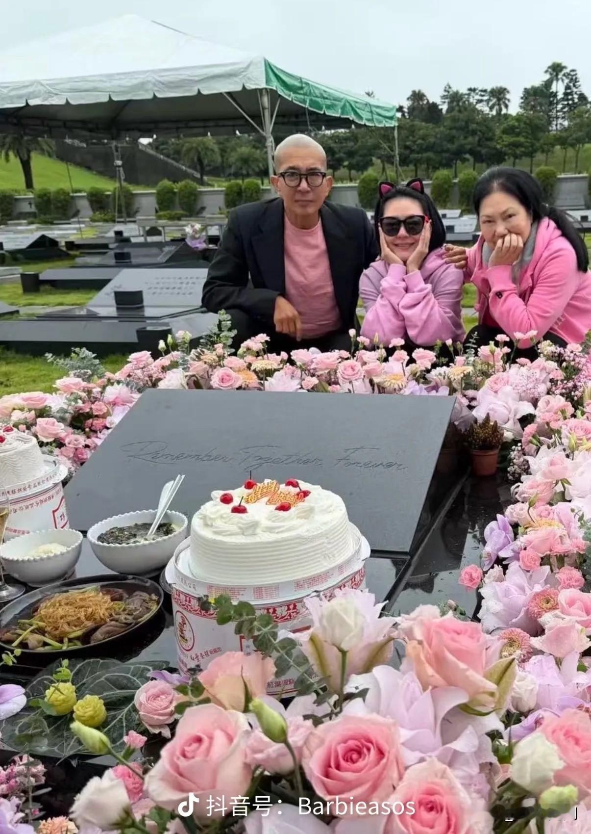 如果真的爱她，为什么不让她安静的离开
如果真的爱她，为什么不让她的孩子参加
如果
