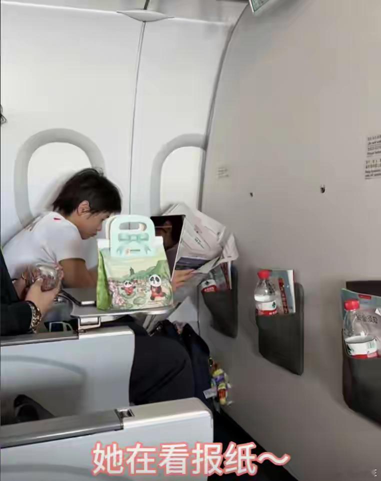 全红婵赛后低调回京！坐经济舱看报纸玩游戏，书包挂满乌龟像进货 ​​​