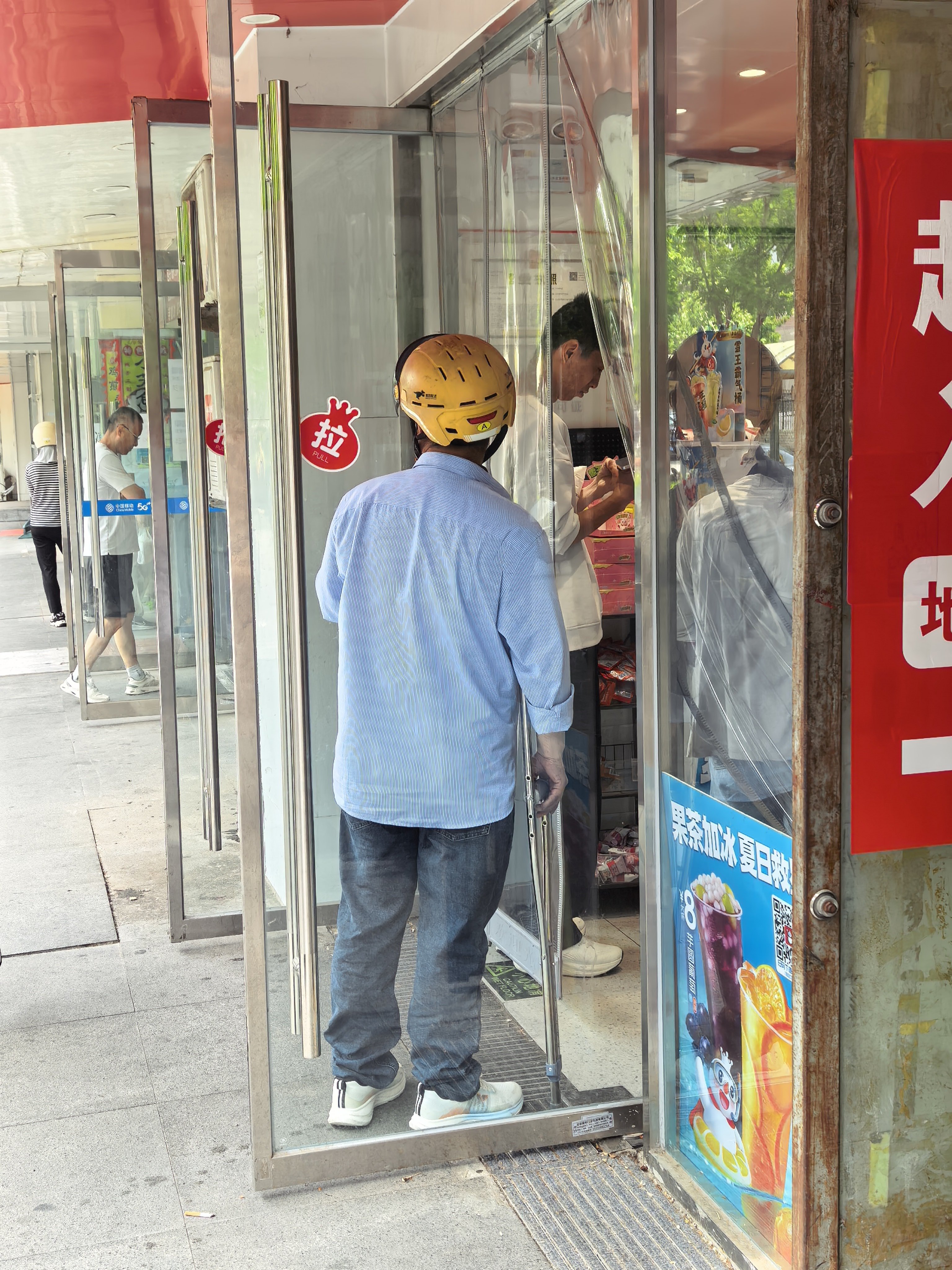 生活不易，外卖小哥摔跤了拄着拐还要送外卖