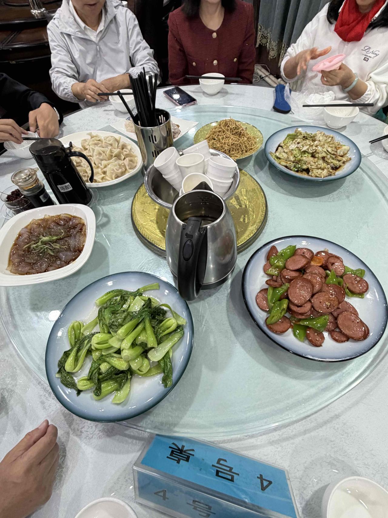 昨天晚上，我们西安东北旅游团，在哈尔滨吃饺子宴，也是当地特色的团餐！
这家饺子餐
