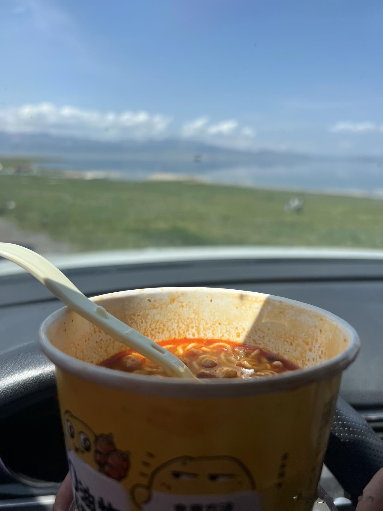 远赴人间惊鸿宴，我在新疆赛里木湖吃泡面🍜
作为一个从河南出发的女汉子，我终于实