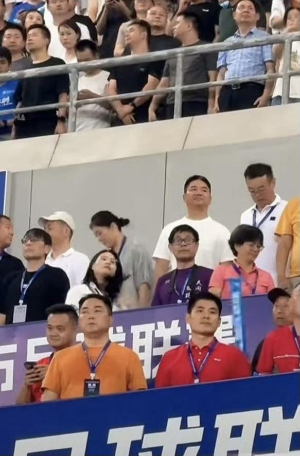 刘强东现身苏超赛场 
站在人群里的东哥非常显眼[星星眼]