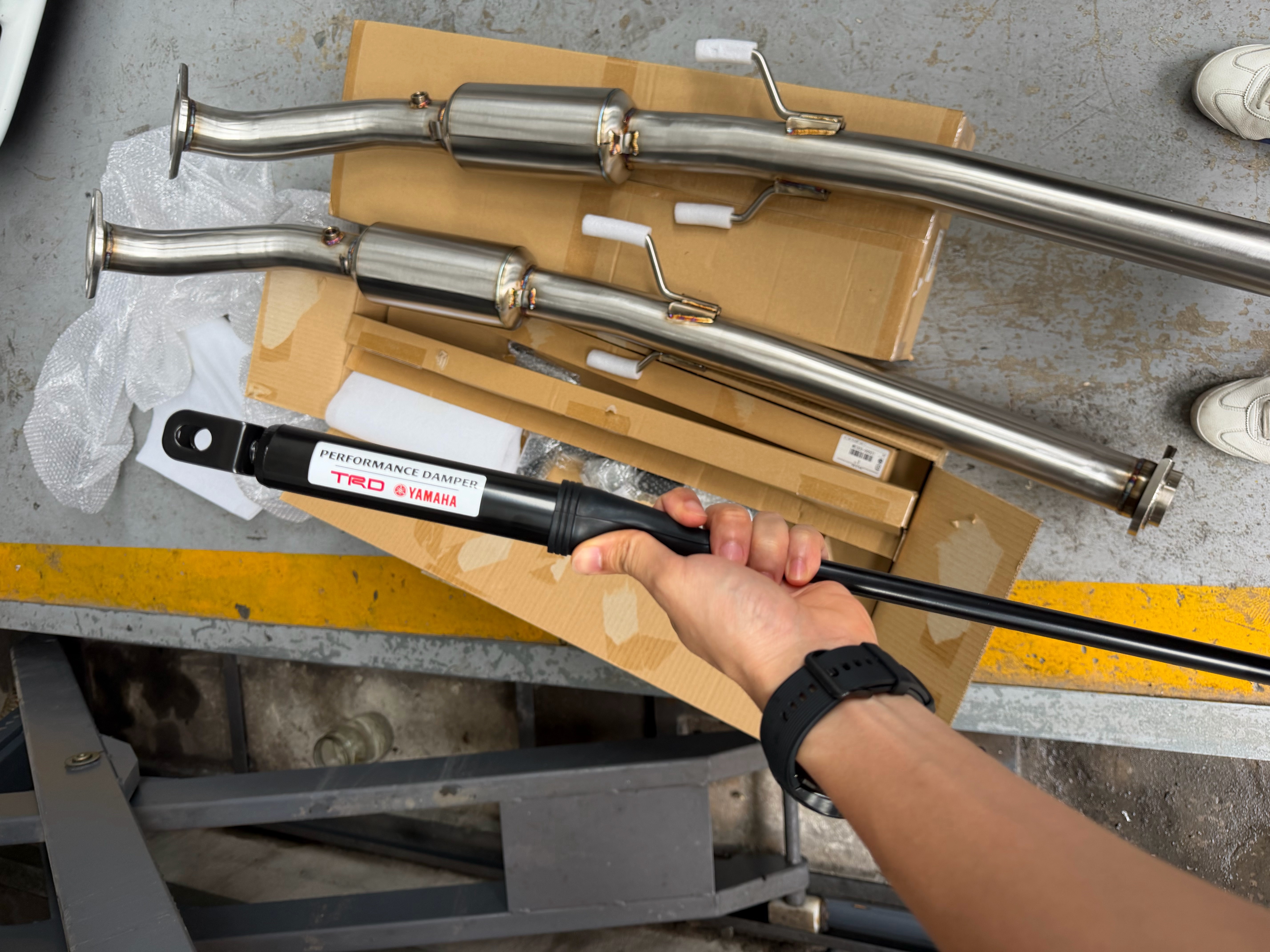 给鸭子上点补品，先来 2根雅马哈液压拉杆，分别装在前后包围下方，据说可让底盘质感